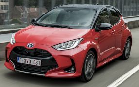 YARIS y YARIS  Híbrido 5 Puertas